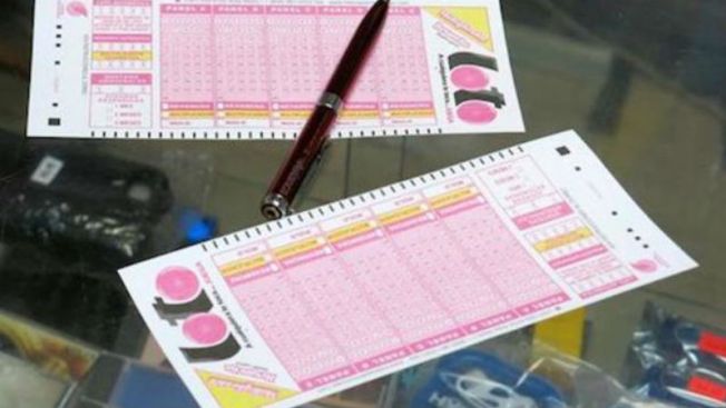 Joven de 20 años reclama su premio de la Loto en Bayamón