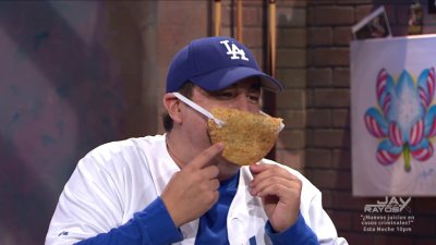 Larry se inventó la mascarilla del pastelillo
