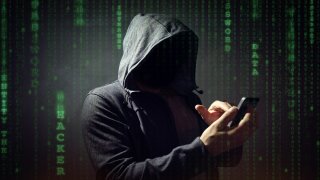 Estafadores se hacen pasar por empleados gubernamentales.