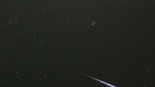 Imagen de meteoros en el cielo