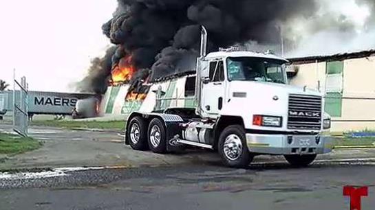 Incendio_destruye_almacen_en_Juncos