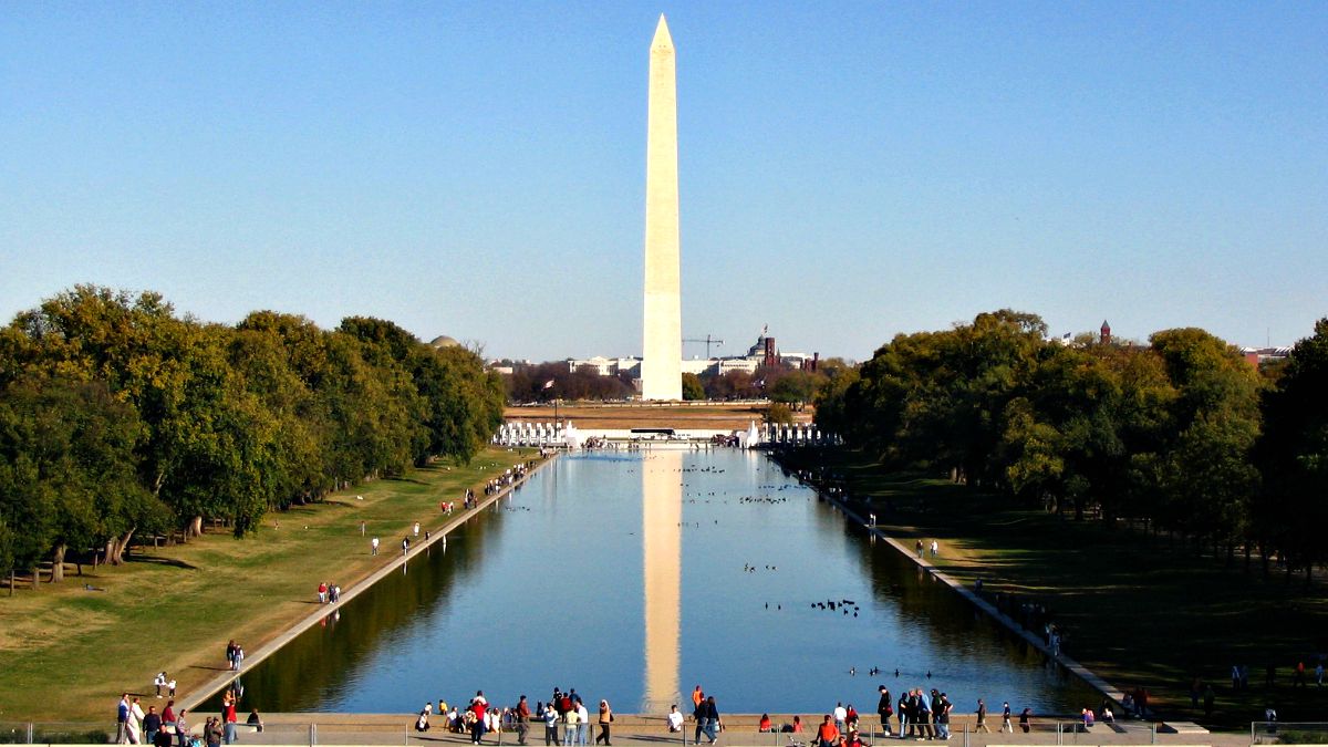 La pintura azul se desprende del espejo de agua del Monumento a Lincoln recién renovado