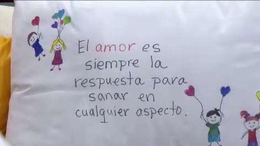 Niño lleva mensaje positivo a través de almohadas