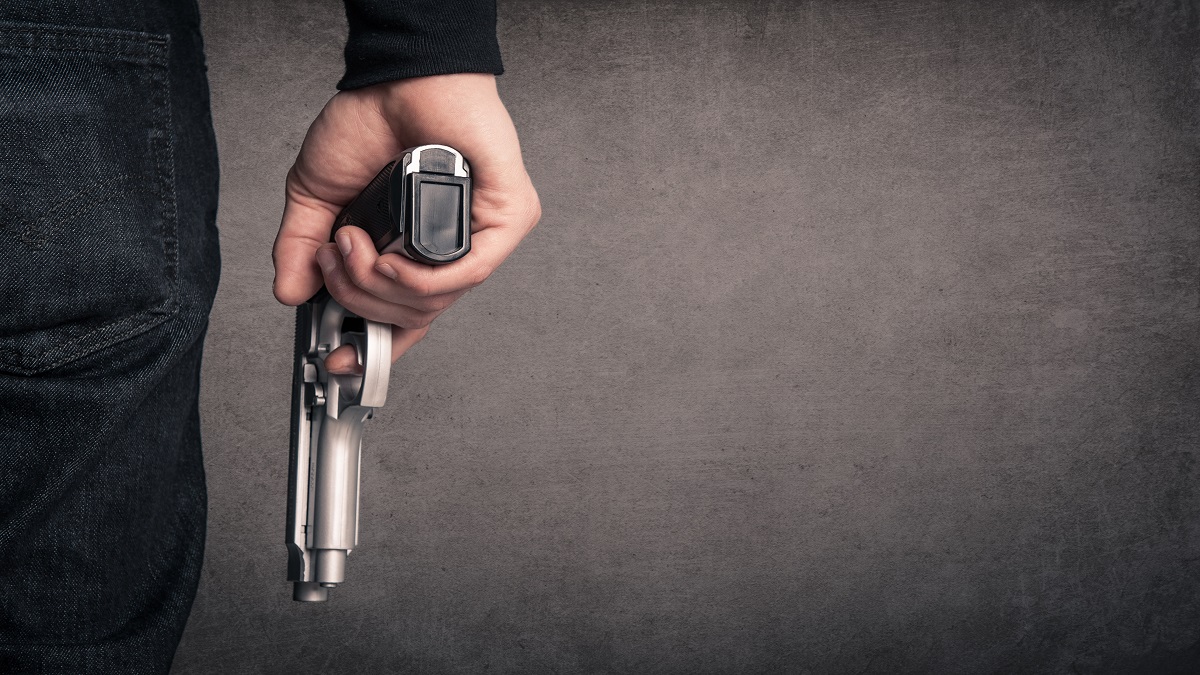 A mano armada: le roban cartera, dinero y pistola a hombre que salía de su casa