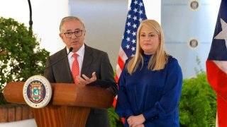 Dr. Salgado junto a la gobernadora en una conferencia de prensa.