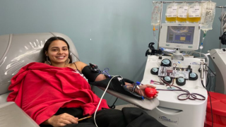 La joven Frances Vélez Vega de 24 años se somete a la donación de plasma en las facilidades del Banco de Sangre de Servicios Mutuos en Guaynabo.