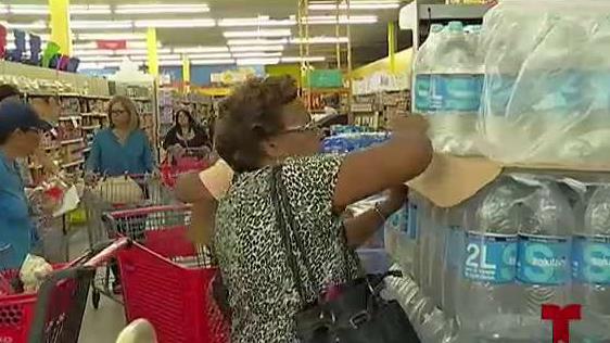 Puertorriquenos_llenan_los_comercios_por_Maria