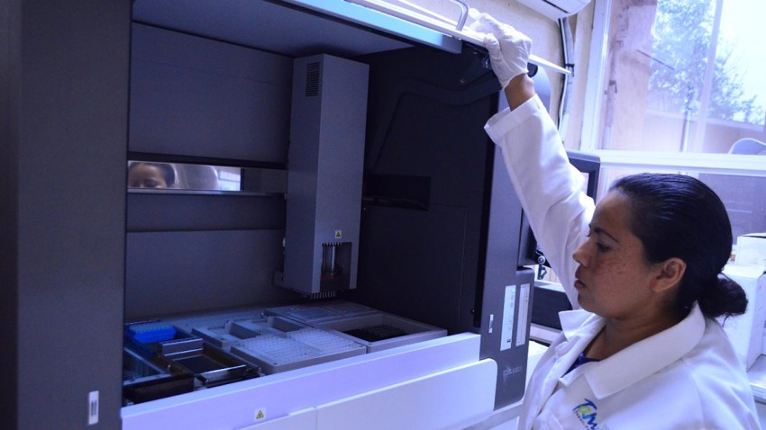 Mujer en un laboratorio