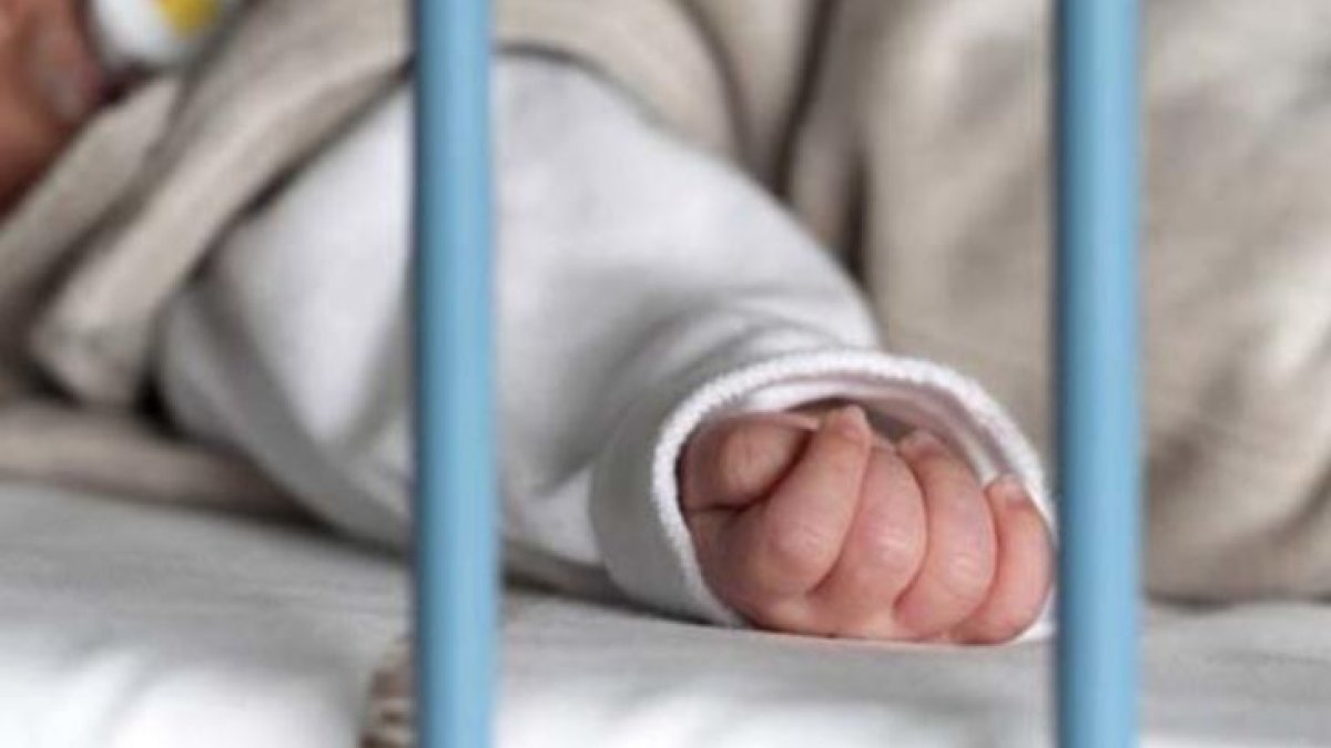 Arrestan a padres de bebé de 4 meses que sufrió trauma cerebral tras caída