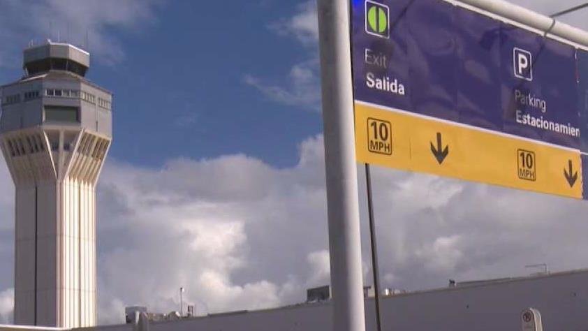 Asfaltarán vía principal de acceso al aeropuerto Luis Muñoz Marín