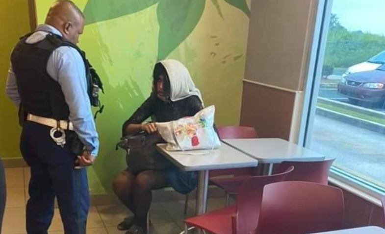 Alexa durante intervención en negocio de comida rápida, horas antes de su asesinato.
