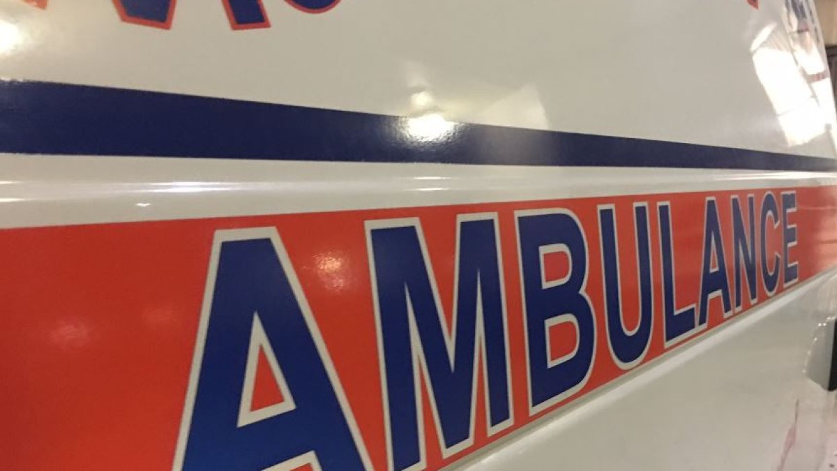Le disparan a dos jóvenes en estacionamiento de cancha en Bayamón