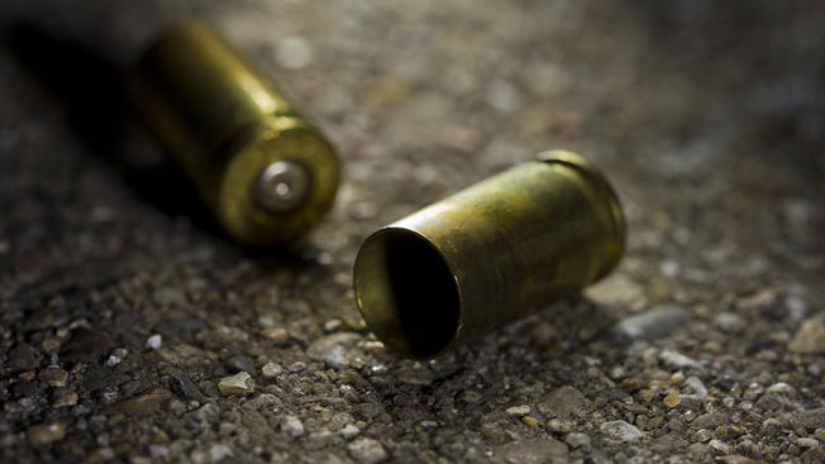 Menor de 16 años y hombre resultan con múltiples heridas de bala en Vega Alta