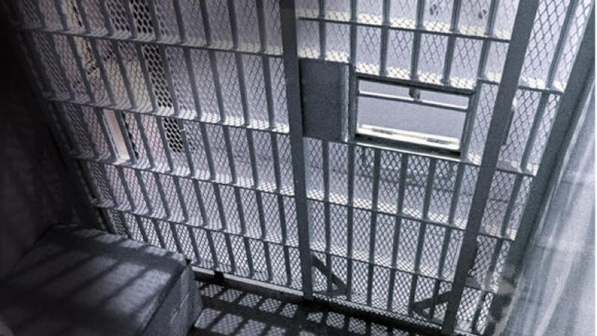 Arrestan a hombre por fraude con cheques falsificados en múltiples instituciones financieras