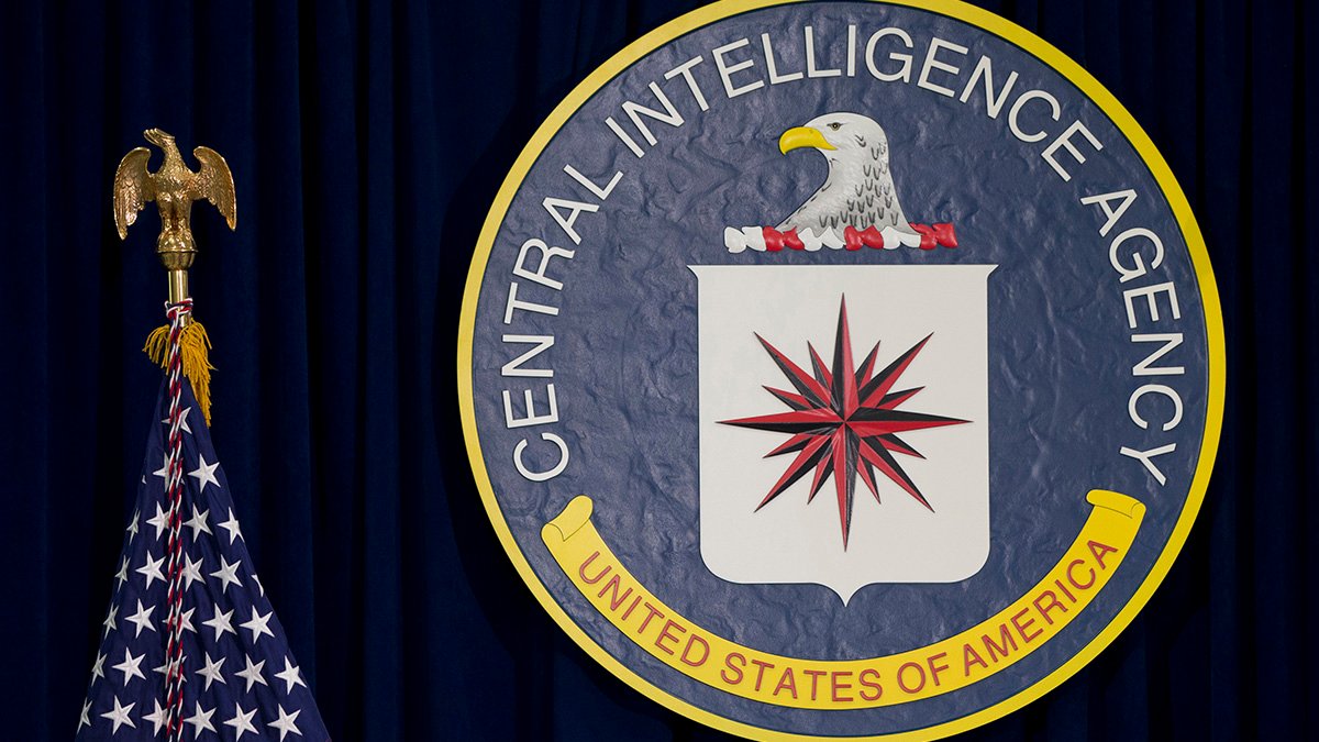 Exagente de la CIA acusado de ocultar lingotes de oro alcanza acuerdo de culpabilidad