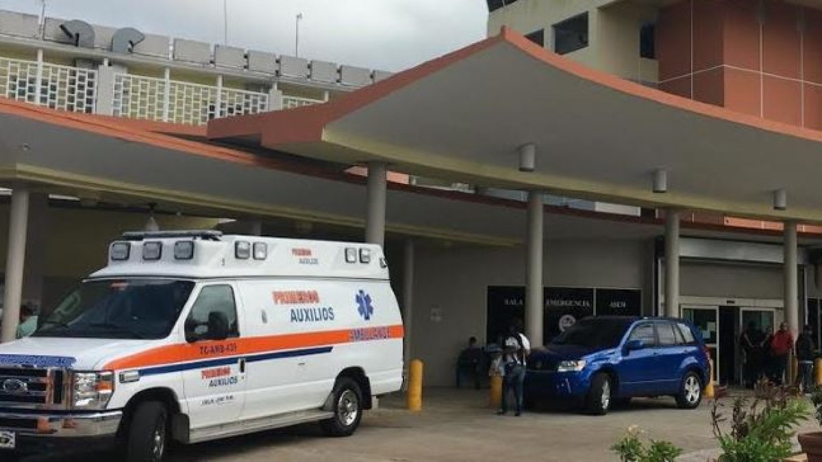 Atacan a tiros a un joven frente a salón de actividades en Toa Alta