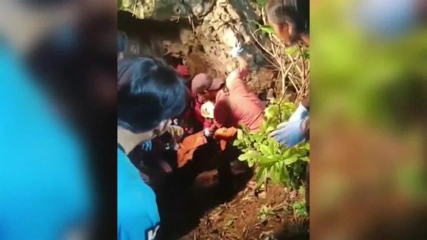 Recuperan los cuerpos de tres estudiantes universitarios en una cueva indonesia