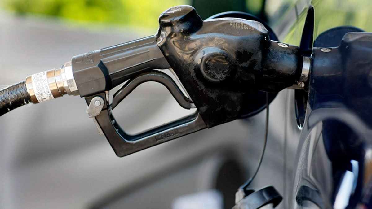 Precio de gasolina en EE.UU. sube a promedio de $4 por galón por tensiones con Irán