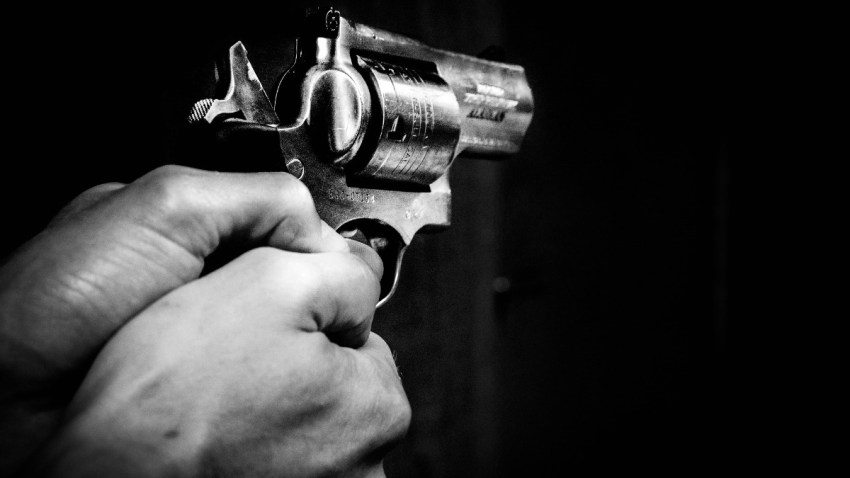 hombre-arma-disparo-generico