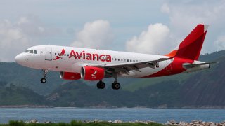 Un avión de la aerolínea Avianca llega, este lunes, a Río de Janeiro (Brasil).