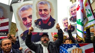 Manifestantes protestan la muerte del general Qasem Soleimani en Irak.