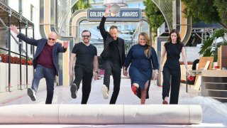 Lorenzo Soria, Ricky Gervais, Barry Adelman, y Amy Thurlow despliegan la alfombra a horas de la 77° edición de los premios Golden Globe.