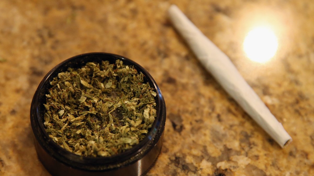 Detienen padre tras hallazgo de marihuana entre crayones de su hija