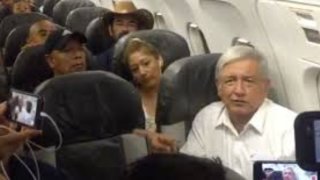 Presidente mexicano viaja en vuelo comercial
