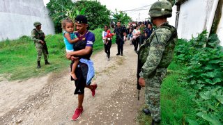 Migrantes caminan hacia albergues