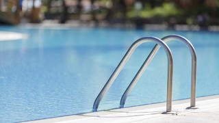 Adulta mayor fallece ahogada en una piscina en Río Piedras