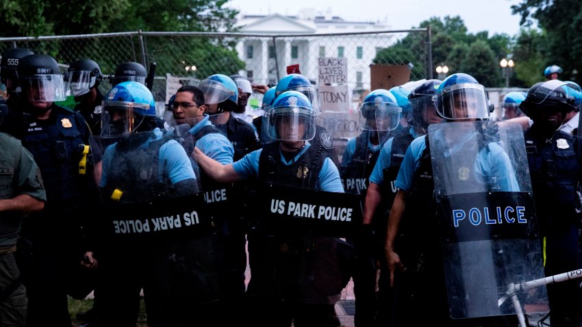 Intentan derribar estatua en Washington, D.C.