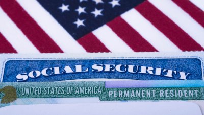 ¿Qué es el formulario I-407? Si lo firmas, podrías perder tu residencia permanente de EEUU