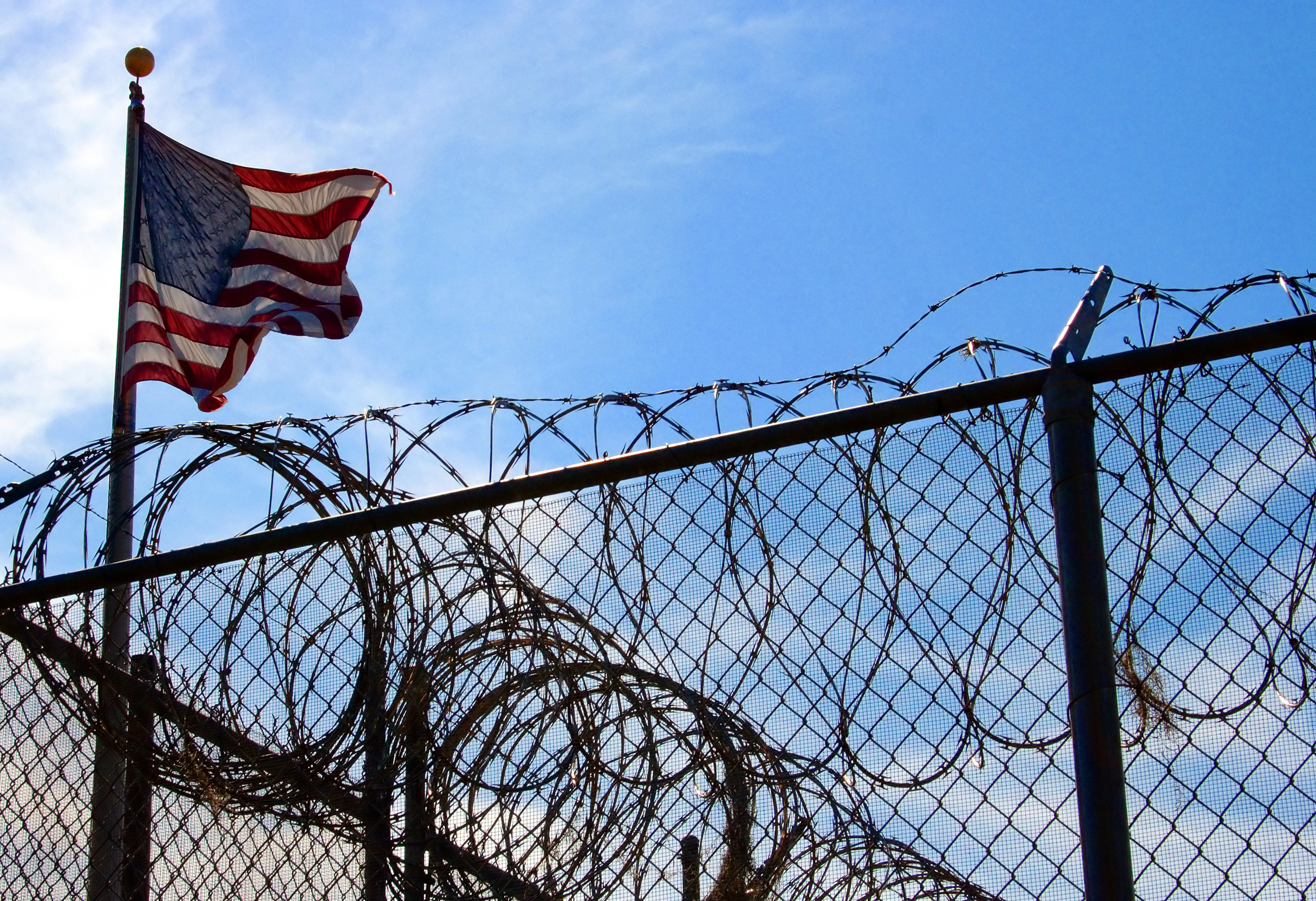 Denuncias en Camp East Montana: golpizas y abusos en centro de detención de inmigrantes