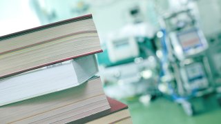 Foto genérica de libros en un hospital.