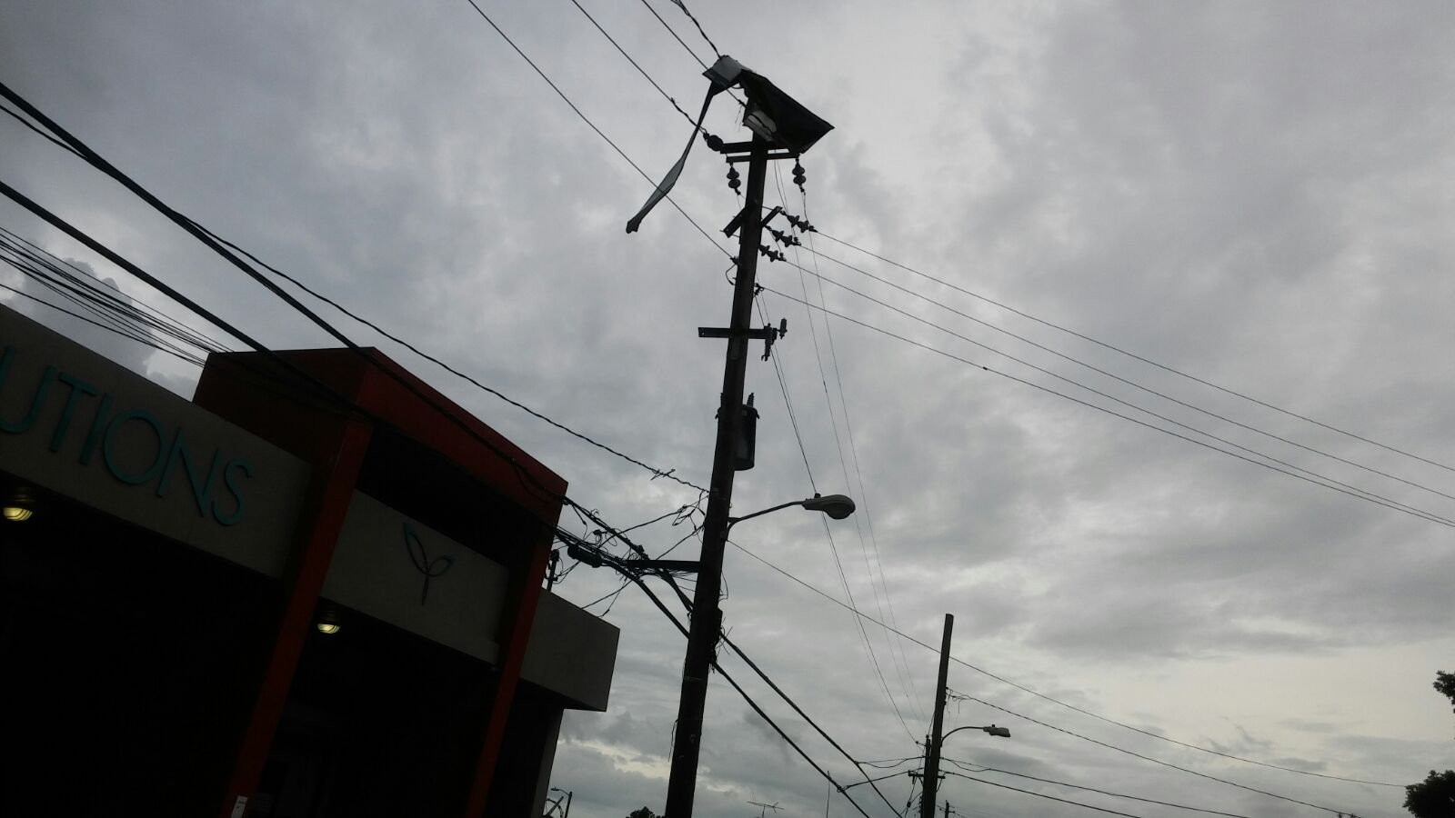 Imagen de la cobertura de: Activan relevos de carga tras salida de unidades de Costa Sur y lluvias dejan a miles sin luz