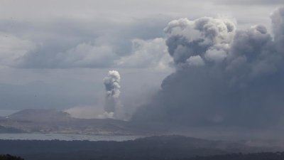 Volcán estalla en Filipinas