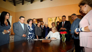 Wanda Vázquez firmando la ley.