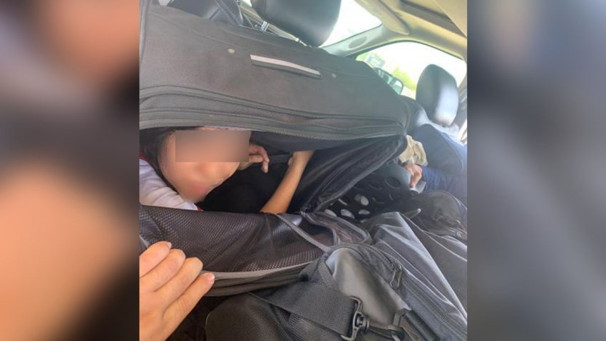 Hallan migrantes adentro de maletas