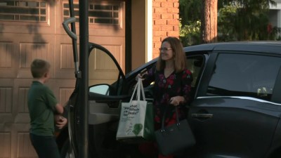 La Jueza Amy Coney Barrett Es Captada En Camara Saliendo De Su Automovil En Su Casa En South Bend Indiana Telemundo Puerto Rico