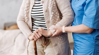 foto de enfermera ayudando a una paciente de la tercera edad.