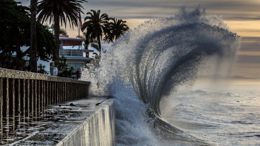 Una ola enorme en la costa de California durante las mareas altas