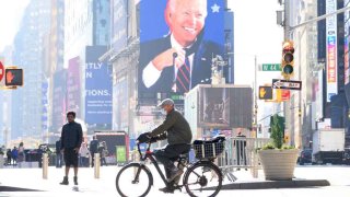 Una vista de Times Square mientras la ciudad continúa los esfuerzos de reapertura luego de las restricciones impuestas para frenar la propagación del coronavirus el 10 de noviembre de 2020 en la ciudad de Nueva York.