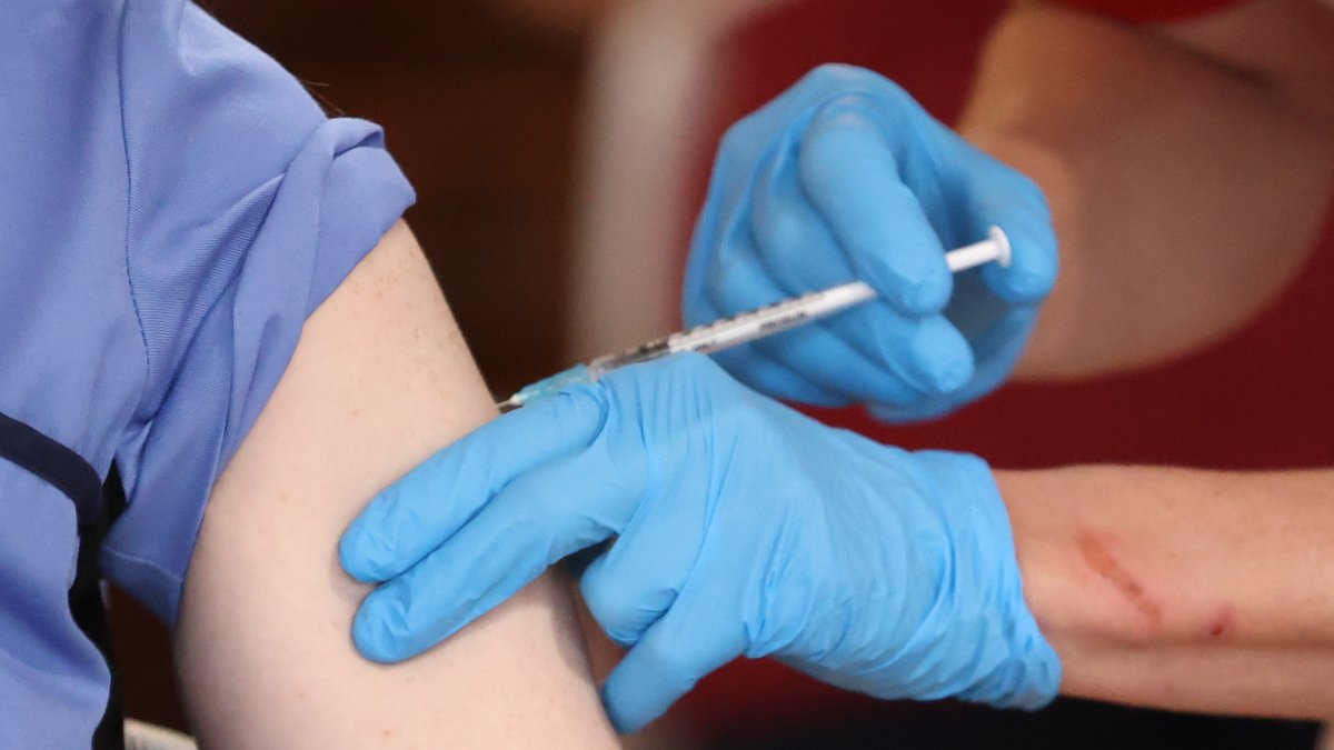 Expertos debaten si una sola dosis de la vacuna contra el VPH es suficiente