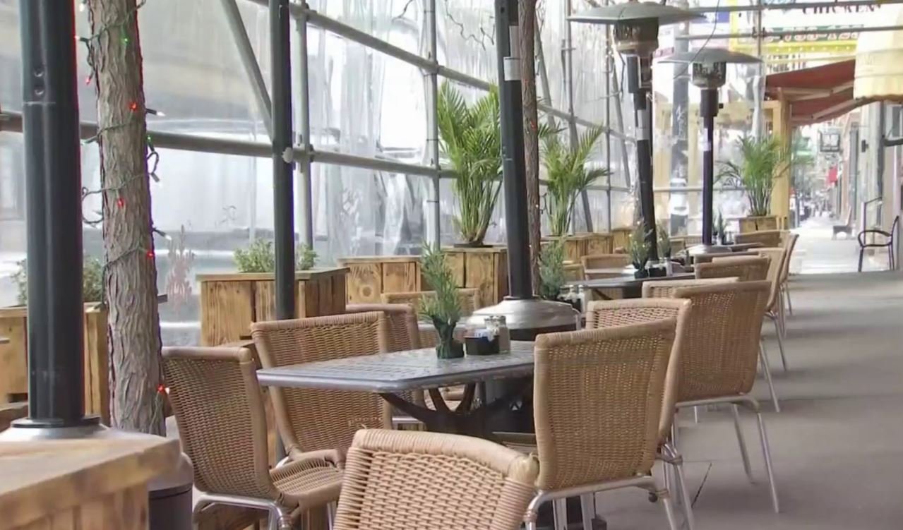 Imagen de la cobertura de: Consumidores ajustan sus gastos y evalúan salir a comer ante presiones económicas