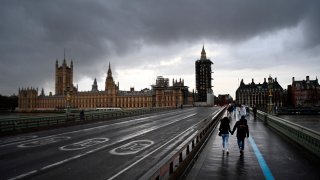 Personas cruzan el puente de Westminster en Londres