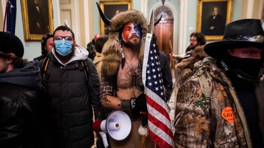 Quién es el hombre disfrazado de bisonte que entró al Senado durante los disturbios en el Capitolio