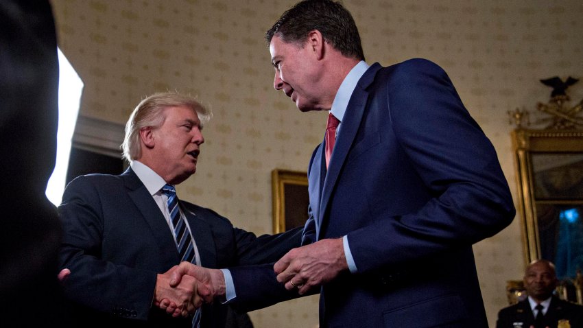 El entonces director del FBI, James Comey, se da la mano con el presidente Donald Trump, el 22 de enero de 2017.