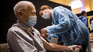 Un hombre de 75 años recibe la vacuna contra el COVID-19