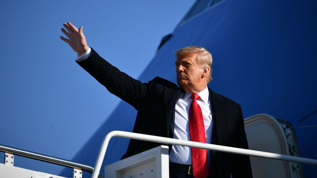 Jet catarí transformado en el Air Force One hace vuelo inaugural con Trump