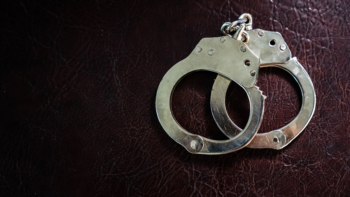 Arrestan a mujer por presuntamente agredir a su pareja con una antena ...